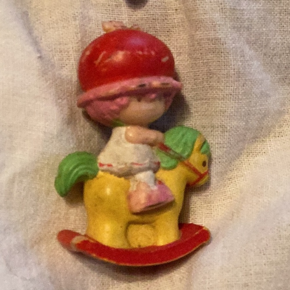 ROCKING HORSE ๐ STRAWBERRY SHORTCAKE 1982 Cherry Cuddler Mini NVC